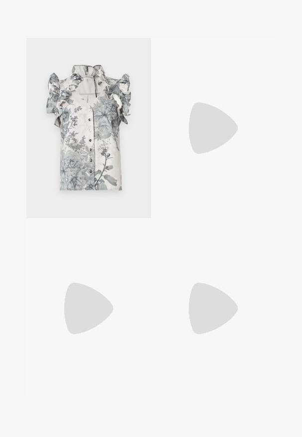 Blouse sans manches avec imprimé floral noir et blanc, détails à volants aux épaules, devant boutonné et col.; Jupe midi noire avec un voile transparent, avec une broderie florale beige et grise et une ceinture noire.; Sandale pour femme en cuir noir avec fines lanières, une boucle d'orteil, une boucle à la cheville et un talon aiguille de hauteur moyenne sur un fond neutre.; Porte-monnaie en cuir noir avec texture froncée, cadre en métal argenté, fermeture à verrouillage kiss-lock et bandoulière en chaîne. Surface lisse et douce.