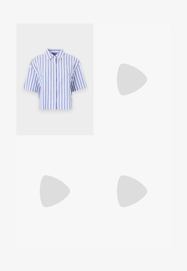 Chemise à manches courtes coupée, rayée verticalement en bleu clair et blanc, avec devant boutonné, col classique, tissu doux et texturé.; Shorts en denim bleu moyen, présentant une taille haute, deux poches avant et un design classique à cinq poches avec des détails de couture.; Escarpin slingback à talon kitten en cuir verni noir avec bout pointu et bride élastique de marque portant l'inscription "KARL LAGERFELD".; Sac à main en cuir verni noir avec une forme incurvée unique, une anse courte et ajustable, et une fermeture zippée. Texture lisse avec un branding discret.