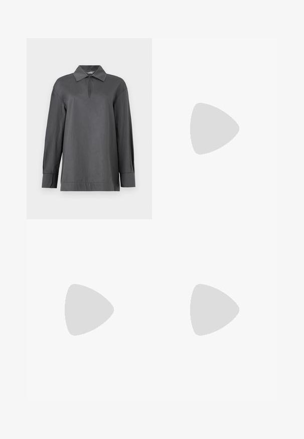 Chemise à manches longues gris foncé avec col, encolure en forme de goutte et larges poignets, présentée sur un fond blanc uni.; Pantalon taille haute en simili cuir noir avec jambes évasées, fermeture devant par bouton et fermeture éclair, poches devant et derrière.; Sandale pour femme en cuir noir avec fines lanières, une boucle d'orteil, une boucle à la cheville et un talon aiguille de hauteur moyenne sur un fond neutre.; Pochette en cuir noir avec une texture plissée, fermeture à fermoir métallique, et logo embossé discret sur le devant. Forme arrondie.