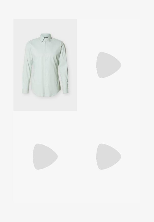 Chemise habillée pour homme à manches longues de couleur vert clair, avec une patte de boutonnage à l'avant et un col pointu, sur un fond blanc uni.; Pantalon noir ajusté avec taille haute, jambes larges et plis marqués. Fabriqué dans un tissu lisse avec passants de ceinture et sans quincaillerie visible.; Mocassin en cuir noir avec mors en métal doré et logo "HUGO", présenté sur un tapis beige et un meuble translucide marron.; Sac en cuir noir avec une texture lisse, deux poignées supérieures et une bandoulière amovible. Il dispose d'une poche avant zippée et de détails de logo.