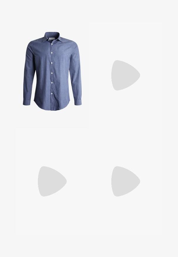 Chemise à manches longues bleue en tissu léger, avec un col classique, un devant à boutons et des boutons blancs. Texture lisse, design polyvalent.; Pantalon en coton noir à coupe droite, doté d'une ceinture avec des éléments en métal et d'une texture subtile. Pas de motifs ni d'accents visibles.; Mocassin en cuir noir avec panneau en tissu gris texturé et détail à pampilles, talon bas et bout arrondi, vu de côté sur fond blanc.; Ceinture en cuir noir avec une boucle en métal argenté, présentant une finition lisse et un design classique. La ceinture est soigneusement pliée.