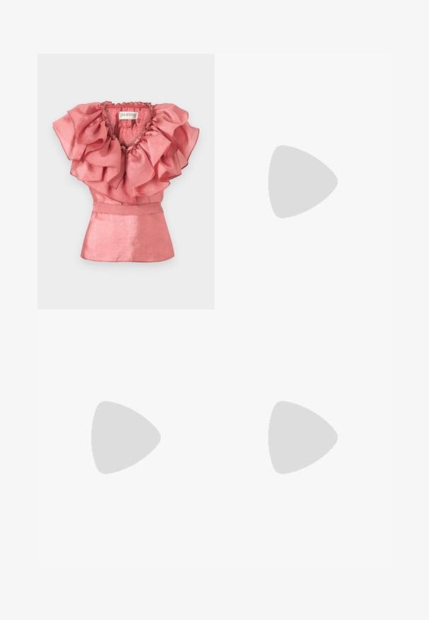 Haut sans manches rose en tissu brillant avec un grand col à volants superposés, cintré à la taille avec une subtile basque.; Jupe plissée rose clair avec une taille élastique, présentant une texture de tissu douce et un design fluide s'étendant jusqu'à mi-mollet.; Sandale en cuir verni noir avec trois brides, boucle de cheville et talon aiguille de 10 cm. Présente un détail en métal doré et un charm logo.; Sac à main en cuir bleu marine doux avec fermeture à boucle argentée, une seule bandoulière, et une chaîne de poignet amovible sur fond blanc.