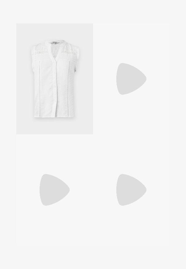 Blouse sans manches blanche avec un devant boutonné, tissu texturé, accents en dentelle et épaules froncées. Présente un col classique et des motifs délicats.; Jeans évasés en denim de couleur bleue, avec un lavage moyen, cinq poches et une fermeture éclair avec un bouton. Texture lisse.; Jambes portant des leggings côtelés foncés associés à des ballerines noires avec de petits détails en nœud sur fond blanc.; Petit sac à main noir brillant avec deux longues anses et des détails à cordon sur les côtés sur un fond clair uni.