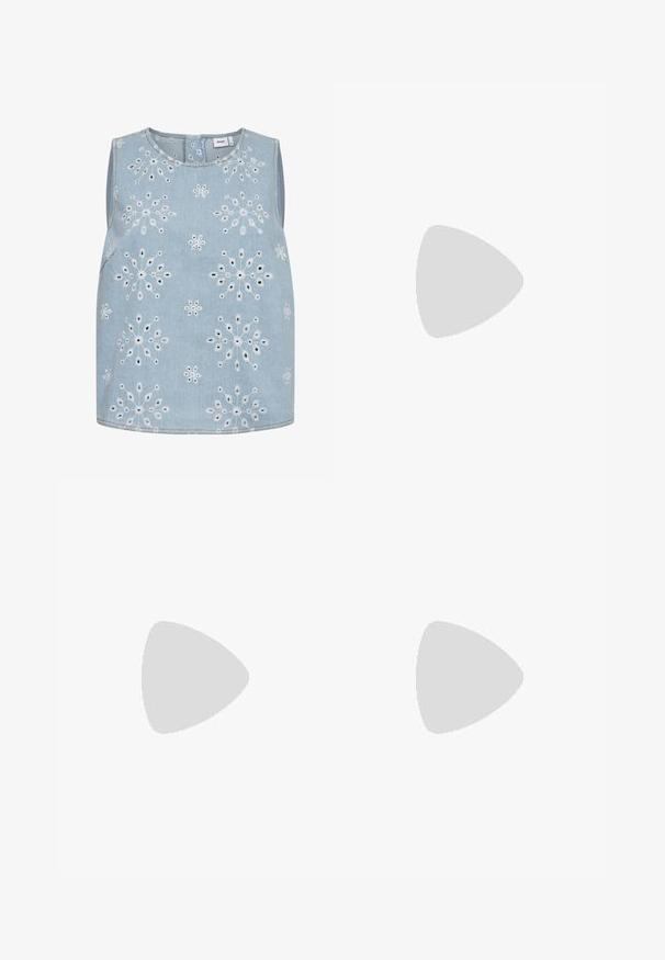 Haut sans manches bleu clair avec des motifs floraux brodés blancs répartis uniformément sur le tissu et un col rond.; Pepe Jeans FLARE VENUS ARCHIVE TINT - Jean flare - denim; Even&Odd by Zalando Ballerines à brides arrière - black; Petit sac à main noir brillant avec deux longues anses et des détails à cordon sur les côtés sur un fond clair uni.