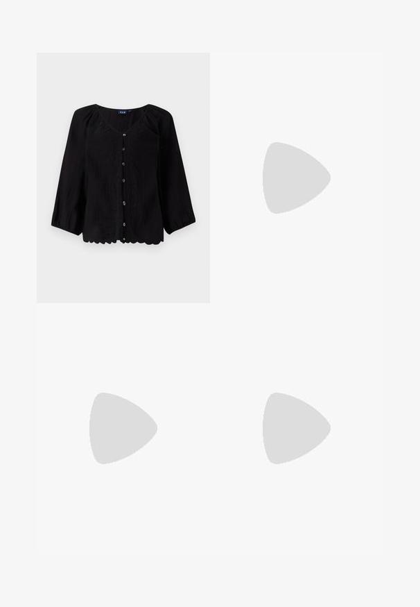 Blouse noire à boutons sur le devant avec des manches trois-quarts, col en V, tissu texturé et broderie florale sur le devant. Détail d'ourlet festonné.; Jean skinny taille haute bleu avec poches avant, passants pour ceinture, fermeture à boutons et légère décoloration sur les cuisses et les genoux.; Chaussure plate en cuir noir avec un bout arrondi, une seule sangle réglable à boucle et une texture lisse et brillante. Design minimaliste avec un petit talon.; Petit sac à main noir brillant avec deux longues anses et des détails à cordon sur les côtés sur un fond clair uni.
