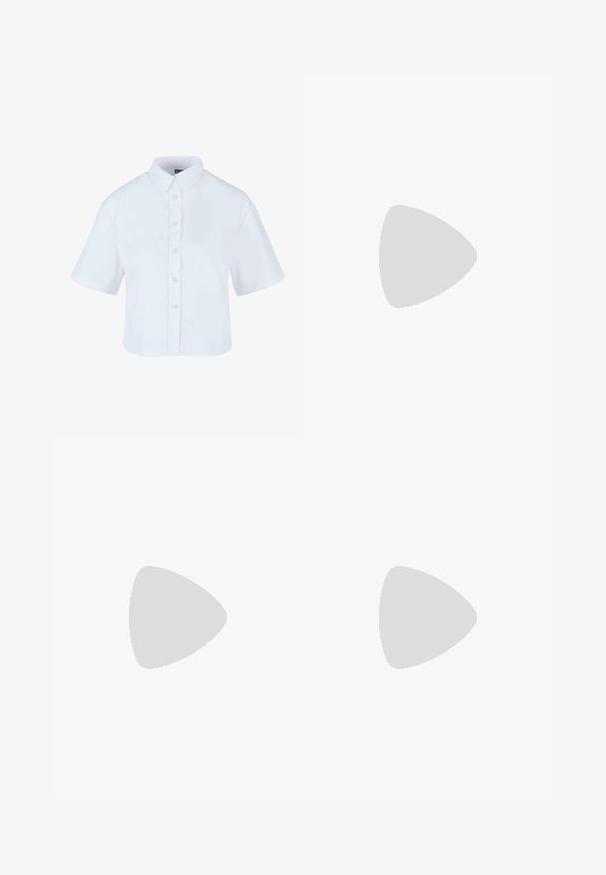 Chemise blanche à manches courtes, raccourcie, avec un col classique et des boutons effet perle, fabriquée en tissu lisse.; Jean large en denim bleu foncé à taille haute, avec cinq poches, des coutures contrastées et des éléments en métal argenté. Texture lisse et finition soignée.; Sneakers en suede noir avec trois bandes blanches, logo doré et semelle en caoutchouc marron. Présente un design à lacets à profil bas.; Sac à main noir en simili cuir avec une forme incurvée, poignée courte, fermeture éclair et un motif texturé subtil sur la surface.