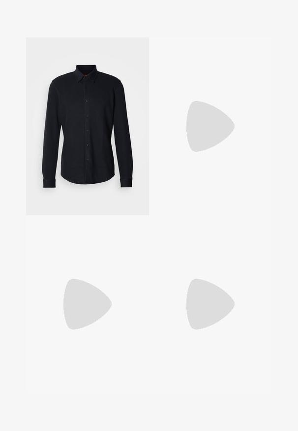 Chemise bleu marine à manches longues en tissu texturé, dotée d'un col boutonné, de boutons sur le devant et d'un logo discret sur la poitrine.; Pantalon noir à coupe droite, en tissu léger. Il dispose d'une fermeture à bouton sur le devant et de deux poches latérales ; texture lisse.; Mocassin pour homme en cuir noir avec pompons, bout arrondi, petit talon et languette à l'arrière, présenté de profil sur un fond gris clair.; Ceinture en cuir noir avec boucle métallique noire mate, légèrement enroulée avec l'extrémité de la lanière reposant sur une surface blanche.