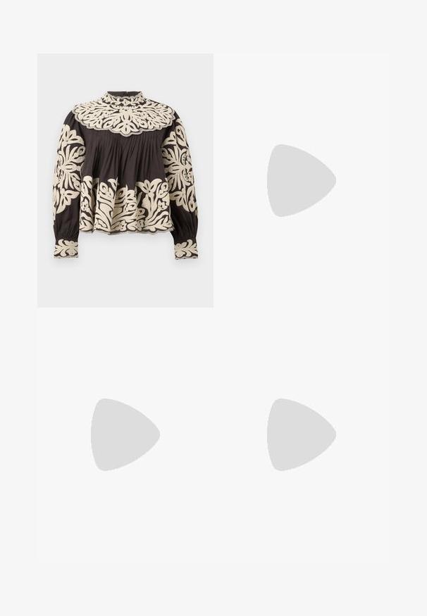 Blouse noire à manches longues avec col montant, ornée d'une grande broderie florale crème sur le yoke, les manches, les poignets et l'ourlet, avec des détails de tissu froncé.; Jean en denim bleu clair à jambes larges avec fermeture à cinq boutons, taille haute et poches classiques. Décoloration progressive de haut en bas. Pas de motifs.; Sandale à talon beige avec une fine bride et un séparateur d'orteil rouge circulaire sur fond blanc.; Sac hobo avec un motif patchwork en daim olive et gris clair, décoré de clous métalliques ronds et d'une courte poignée supérieure.