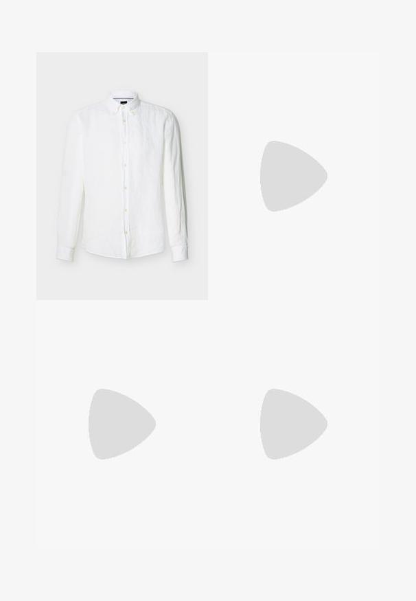 Chemise blanche pour homme à manches longues avec boutons sur le devant, col boutonné et logo brodé discret sur la poitrine.; Pantalons khaki, en mélange de coton, coupe droite, plis avant, passants de ceinture et fermeture à bouton. Texture lisse sans motifs.; Mocassin en cuir noir avec mors en métal doré et logo "HUGO", présenté sur un tapis beige et un meuble translucide marron.; Ceinture en cuir noir à finition lisse, avec une boucle rectangulaire en métal argenté et plusieurs trous de réglage.