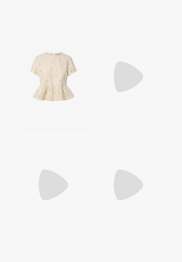 Blouse crème à manches courtes avec broderie anglaise, col rond, bas à volant et fermeture éclair au dos.; Jupe en jean bleue à volants avec une large ceinture smockée et deux couches froncées sur un fond uni.; Chaussures slingback en cuir noir avec un bout pointu, comprenant une lanière étroite et un accent de boucle argentée sur le côté. Semelle plate.; Petit sac à main noir brillant avec deux longues anses et des détails à cordon sur les côtés sur un fond clair uni.