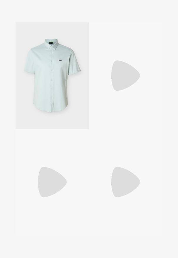 Chemise bleu clair à manches courtes avec col boutonné et logo noir "BOSS" sur la poitrine gauche.; Pantalons noirs en tissu lisse, avec une coupe droite, des plis à l'avant et une fermeture à bouton avec passants de ceinture.; Mocassin en cuir noir avec mors en métal doré et logo "HUGO", présenté sur un tapis beige et un meuble translucide marron.; Ceinture en cuir noir enroulée avec une boucle métallique rectangulaire argentée gravée "BOSS" sur un fond gris clair.