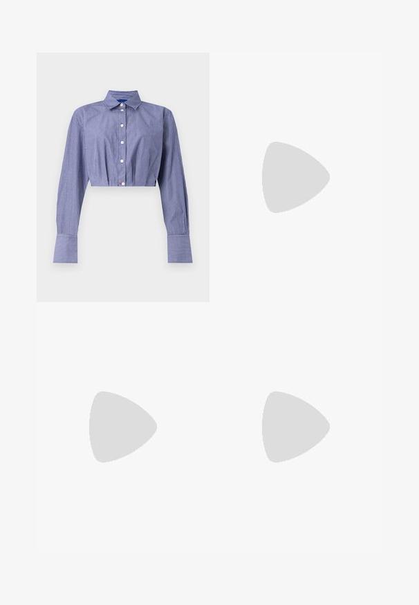 Gestreept blauw cropped shirt met een knoopsluiting aan de voorkant, lange mouwen, klassieke kraag en brede manchetten. Gemaakt van lichtgewicht stof.; Lichtblauwe wijde spijkerbroek met elastische tailleband en witte trekkoord, met voorzakken en subtiele vervaging.; Zwarte leren platte schoen met een spitse neus, geplooide details rond de opening en een zilveren gespaccentueerde verstelbare band.; Donkerbruine leren schoudertas met een zachte, slungelige vorm en een gedraaide knoopvormige handgreep op een effen witte achtergrond.