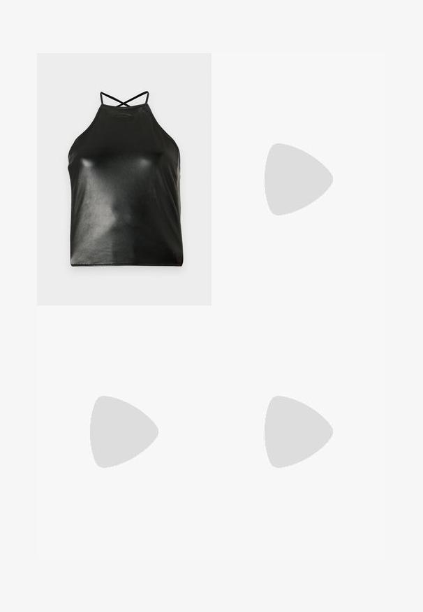 Haut noir à col licou en similicuir brillant. Dispose de bretelles croisées dans le dos et d'un logo discret embossé près de l'encolure.; Jean évasé bleu en denim, présentant une finition délavée, deux poches avant, deux poches arrière, et une fermeture à double bouton à la taille.; Bottine en cuir noir avec une finition brillante, un bout carré et un design de talon incurvé unique. Elle présente un petit logo métallique en accent.; Sac en cuir verni rouge avec une forme incurvée et ergonomique, doté d'une fine sangle réglable et d'un discret logo sur le devant.