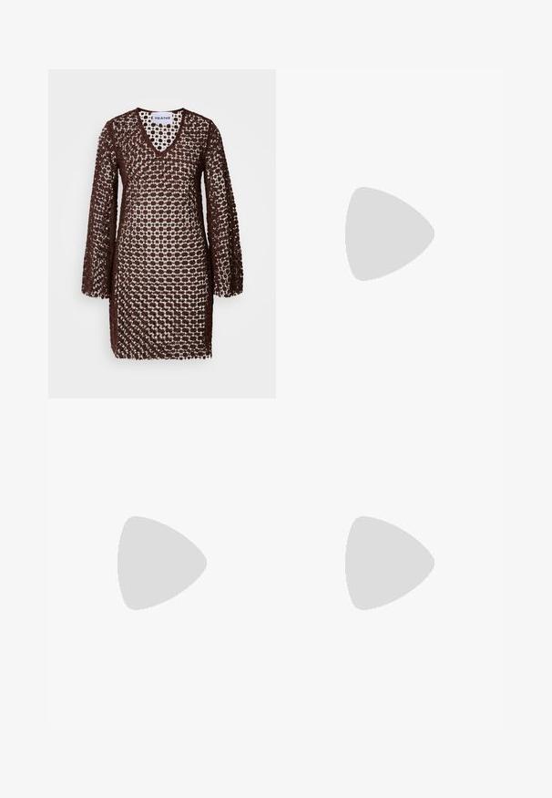 Vestido de ganchillo marrón con escote en V, mangas largas y corte holgado. Presenta un diseño estampado que permite el paso de la luz.; Pantalones de cuero negros de pierna ancha con una textura suave, featuring un cierre frontal con botón, dos bolsillos laterales y detalles de costura mínimos.; Mule tipo slip-on de cuero negro de Calvin Klein con tacón de bloque descansando sobre baldosas de madera al aire libre cerca de una planta verde y una pared gris.; Gafas de sol hexagonales negras con lentes degradados, que presentan un acabado brillante y un sutil branding en la patilla. Construcción de plástico duradero.