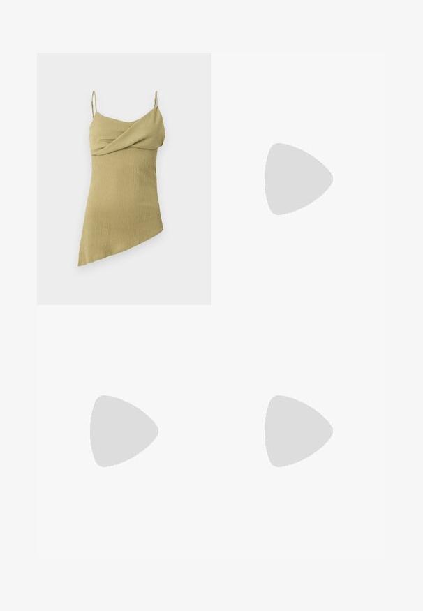 Robe asymétrique vert olive clair avec fines bretelles spaghetti et tissu texturé.; Jean en denim bleu évasé avec une taille mi-haute, design à cinq poches et un subtil détail de couture. Texture lisse avec un lavage classique.; Jambes portant des leggings côtelés foncés associés à des ballerines noires avec de petits détails en nœud sur fond blanc.; Petit sac à main noir brillant avec deux longues anses et des détails à cordon sur les côtés sur un fond clair uni.