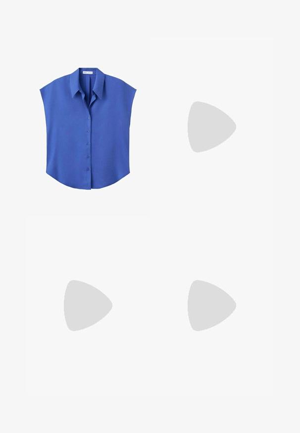 Blouse bleue sans manches avec boutons, col pointu et coupe ample et carrée.; Shorts cintrés couleur crème taille haute avec passants de ceinture, plis devant et poches latérales, présentés sur fond blanc.; Chaussure de conduite pour homme en daim marron clair avec bout moc toe, fermeture à lacets à l'avant et détails de lacets sur le côté, vue de profil sur fond blanc.; Lunettes de soleil en écaille de tortue avec des verres verts, de forme vintage, accents en métal doré fins, et un design de monture élégant.