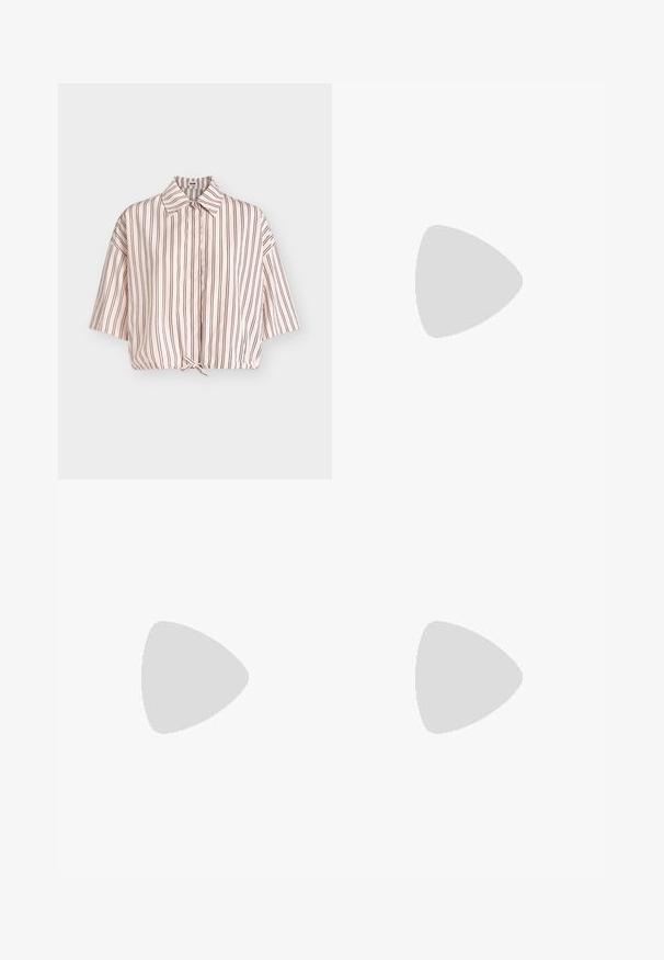 Chemise rose clair à manches courtes avec fines rayures verticales noires et un petit nœud à l'ourlet, présentée sur un fond gris.; Pantalons noirs à jambe large en tissu lisse, dotés d'une taille plate et de plis sur le devant pour un look soigné. Pas de matériel ni de motifs visibles.; Chaussure en cuir noir à bout pointu et talon kitten flottant au-dessus d'un sol gris moucheté, à côté d'un organiseur de fichiers en métal contenant des dossiers.; Sac à main en simili cuir bordeaux avec une forme arrondie, des détails froncés et une anse en métal doré. Texture lisse et finition brillante.