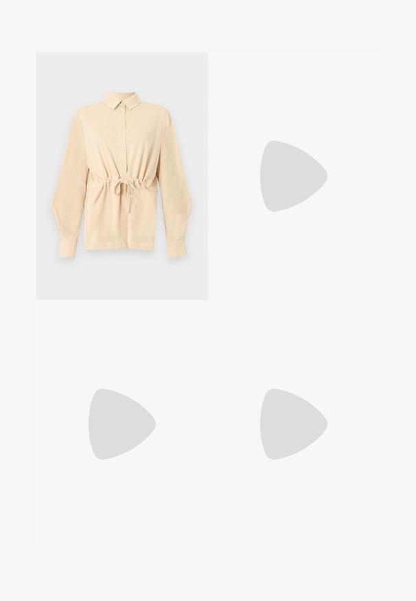 Chemise beige à manches longues avec col, boutons sur le devant et cordon de serrage à la taille, présentée sur un fond gris clair uni.; Pantalon marron droit avec taille élastique en tissu léger, présenté sur un fond blanc uni.; Filippa K REY FLATS - Ballerines - bright red; Petit sac pochette tissé orange avec cadre en métal argenté, fermoir rond et bandoulière chaîne argentée sur fond blanc.