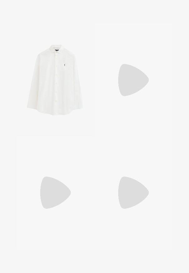 Camisa blanca de manga larga con botones y un pequeño logo bordado de un golfista en negro en el pecho izquierdo.; Pantalones de vestir azul marino para hombre con trabillas para cinturón, bragueta con cremallera y bolsillos laterales, extendidos planos sobre un fondo blanco.; Mocasín negro de cuero con detalle de cordones y suela baja de goma, visto de lado sobre un fondo claro y liso.; Cinturón de cuero negro con una hebilla rectangular negra que presenta un logotipo de jugador de polo en relieve.