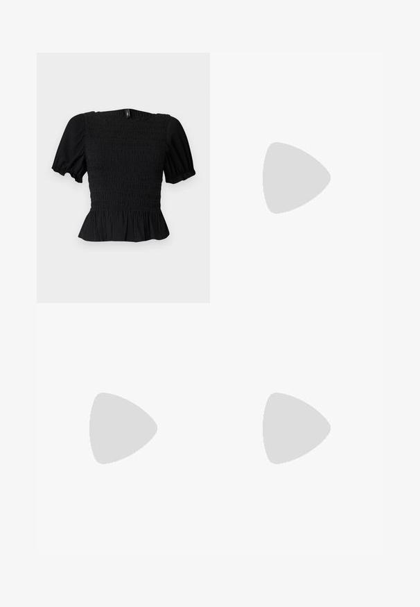 Haut court noir texturé avec manches bouffantes, corsage smocké, encolure carrée et ourlet à volants sur fond clair.; Jupe noire courte plissée en tissu lisse. Dispose d'une taille élastique et d'une silhouette évasée qui s'étend jusqu'au milieu de la cuisse.; Jambes portant des leggings côtelés foncés associés à des ballerines noires avec de petits détails en nœud sur fond blanc.; Sac à main en cuir noir de forme arrondie, décoré de clous argentés et équipé d'une poignée courte. Texture lisse et fermeture éclair.