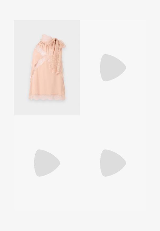 Haut sans manches pour femmes de couleur pêche, avec bordure en dentelle, détail nœud en dentelle sur l'épaule et inserts en dentelle transparente créant un délicat motif floral.; Pantalon noir à jambes larges avec taille haute, plis sur le devant et larges revers à l’ourlet, présenté sur un fond neutre.; Sandale à talons hauts en cuir verni noir avec une fine bride de cheville et une boucle, orteil ouvert et talon aiguille mince sur fond blanc.; Pochette en cuir noir avec une texture plissée, fermeture à fermoir métallique, et logo embossé discret sur le devant. Forme arrondie.