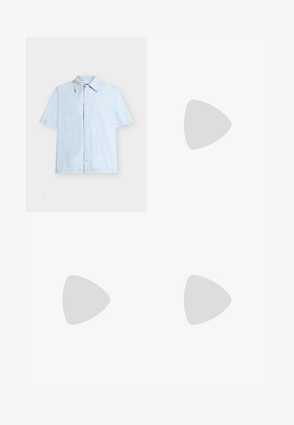 Chemise bleu clair à manches courtes, boutonnée, avec un col classique, présentée sur fond blanc.; Short en lin beige avec taille haute, plis avant, passants de ceinture et coupe droite longueur genoux.; Hereu NOMBELA - Chaussons - black; Sac besace en cuir couleur fauve avec sangle réglable et poche verticale zippée, présenté de profil sur un fond clair uni.