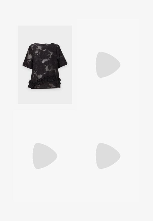 Blouse noire semi-transparente avec motif jacquard floral, manches courtes, col rond et détail à volants à l'ourlet.; Jupe portefeuille noire avec une texture lisse, dotée d'une fermeture éclair sur le côté et de deux passants de ceinture. Design simple sans motifs ni accents visibles.; Chaussure slingback en cuir noir à bout pointu avec un talon bloc haut et une doublure intérieure beige sur un fond clair uni.; Sac à main en cuir noir plissé avec cordon de serrage, bandoulière chaîne dorée et petit accent horizontal doré sur le devant.
