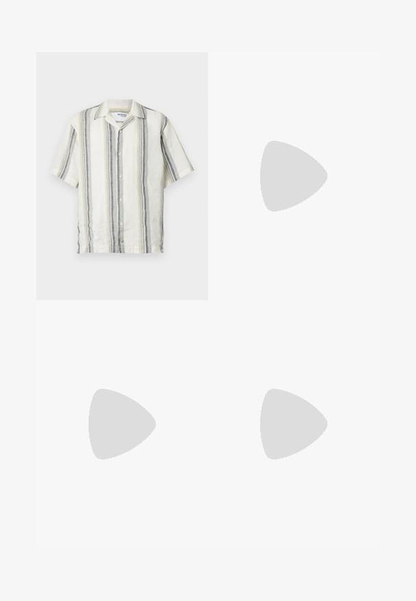Kurzärmliges Leinenhemd mit vertikalen Streifen in Off-White, Hellgrün, Grau und Marineblau. Verfügt über einen Kragen und eine Knopfleiste.; Himmelblau gestreifte Shorts aus weichem Stoff mit elastischem Bund und Kordelzug. Hat seitliche Taschen und eine lockere Passform.; Weiße Leder-Sneaker mit beige-gummiartiger Sohle, flachen Schnürsenkeln und V-förmigem Akzent an der Seite. Verfügt über eine glatte Oberfläche und minimale Nahtdetails.; Canvas-Tragetasche mit langen schwarzen Griffen, schwarzem Bodenbesatz und Fronttasche mit "Les Deux" Logo in schwarzer Schrift.
