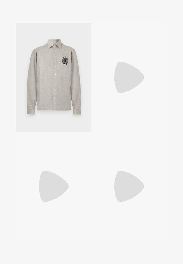 Chemise gris clair à manches longues avec col pointu et logo ornemental noir en forme d'écusson sur le côté gauche de la poitrine.; Pantalon noir droit avec taille élastique, sans poches visibles ni motifs, présenté à plat sur un fond clair.; Baskets en cuir verni noir avec un bout arrondi, un laçage, une semelle en caoutchouc texturé et une finition lisse.; Sac banane noir avec poche avant zippée et logo aigle argenté, tissu lisse avec bordure texturée et tirettes de fermeture éclair.