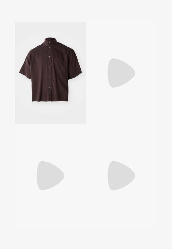 Chemise à col et à manches courtes de couleur bordeaux foncé. Dotée de boutons sur le devant et d'une poche poitrine unique. Tissu lisse avec une coupe décontractée.; Short en jean noir longueur genou avec bouton à l'avant, passants de ceinture et cinq poches, présenté sur fond blanc.; Mocassin tissé en cuir noir avec pompons, posé avec la semelle inclinée vers le haut sur un tapis beige devant un canapé beige.; Lunettes de soleil Ray-Ban avec des verres verts, monture en plastique noir et accents dorés sur les bords. Forme carrée avec une finition mate.