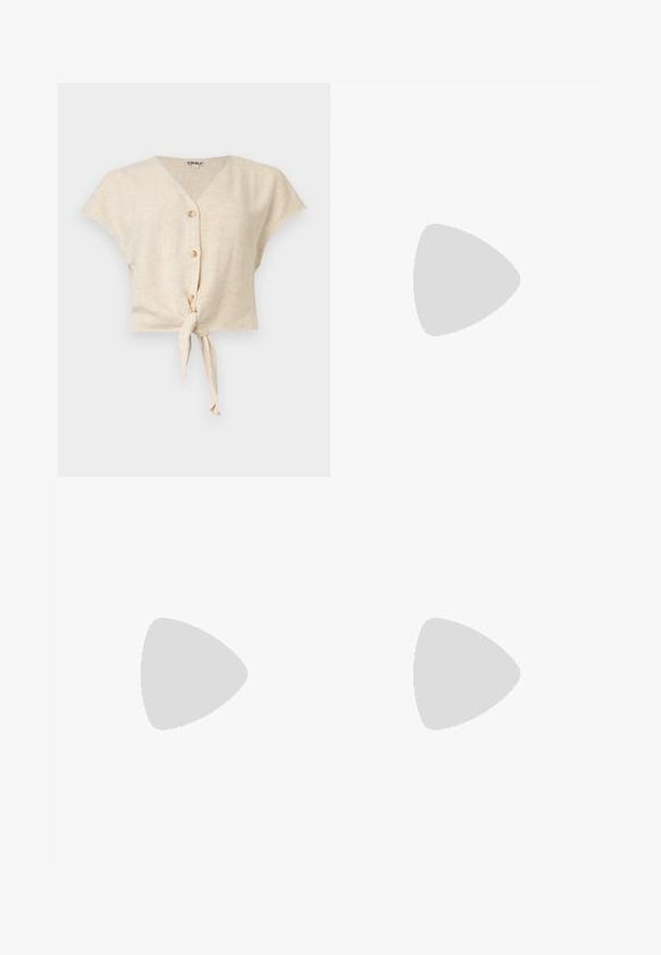 Blouse beige à manches courtes, col en V, trois boutons sur le devant et un nœud noué à l’avant au bas.; Shorts en denim bleu clair avec un ourlet effiloché, cinq poches et une fermeture à bouton à l'avant. Présente une légère décoloration et une coupe classique.; Jambes portant des leggings côtelés foncés associés à des ballerines noires avec de petits détails en nœud sur fond blanc.; Sac à épaule en cuir noir avec une sangle à boucle, des bords arrondis et des coutures blanches contrastées sur un fond uni.