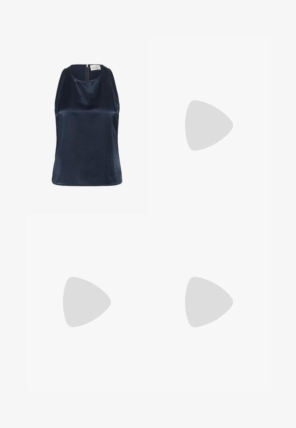 My Essential Wardrobe MWESTELLE - Débardeur - after midnight; Jean en denim bleu avec une coupe légèrement évasée, cinq poches, fermeture par boutons et passants pour ceinture, présenté sur un fond uni.; Chaussure slingback noire à bout pointu en cuir lisse. Présente un talon fin et un détail de boucle sur la sangle réglable.; Petit sac à main noir brillant avec deux longues anses et des détails à cordon sur les côtés sur un fond clair uni.