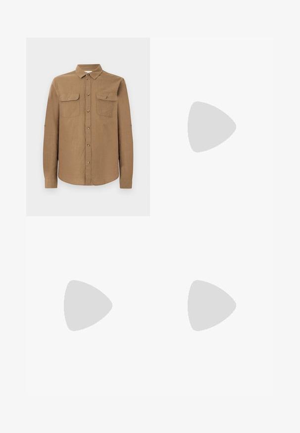 Chemise marron à manches longues avec boutons, col et deux poches poitrine devant, présentée sur un fond gris clair uni.; Jean en denim bleu clair pour homme avec un design classique à cinq poches, fermeture à bouton et coupe droite.; Mocassins en cuir marron avec une semelle en caoutchouc texturée et striée. Présente un design épuré et une sangle décorative sur le cou-de-pied.; Lunettes de soleil rectangulaires à motif écaille de tortue avec des verres dégradés marron, reposant sur une surface claire.