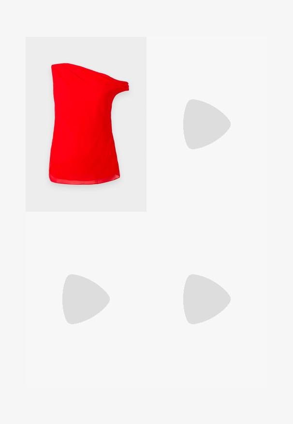 Blouse sans manches rouge vif à une épaule avec un décolleté drapé et un design asymétrique sur fond uni.; Jupe noire longueur genoux avec un design plissé texturé. Taille élastique, tissu lisse avec des rayures alternées mates et brillantes.; Sandale noire à talon haut avec de fines brides sur les orteils et la cheville, avec une boucle dorée sur un talon aiguille élancé.; Petit sac à main noir brillant avec deux longues anses et des détails à cordon sur les côtés sur un fond clair uni.