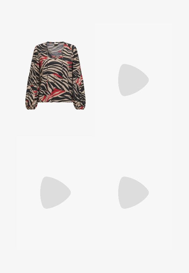 Blusa de manga larga con estampado de cebra en beige, negro y rojo, escote en V con cordones y puños fruncidos sobre un fondo blanco.; Jeans acampanados de cintura alta en azul oscuro con bolsillos delanteros y un cinturón a juego con ojales metálicos y hebilla rectangular.; Botín negro de cuero suave, con punta afilada, puño elástico en el tobillo y tacón apilado y texturizado.; Bolso rectangular negro con dos asas largas y cierre de cremallera sobre un fondo claro y liso.