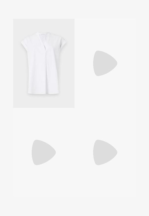 Haut blanc à manches courtes avec un décolleté en V, featuring pleats à l'avant et un tissu léger et texturé. Style minimaliste et contemporain.; Jupe longue marron en tissu lisse avec une silhouette droite. Présente une fente sur le côté pour faciliter les mouvements. Design uni sans motifs.; Jambes portant des leggings côtelés foncés associés à des ballerines noires avec de petits détails en nœud sur fond blanc.; Sac à bandoulière en cuir marron de forme rectangulaire arrondie, rabat asymétrique, fermoir circulaire argenté et deux fines bretelles.