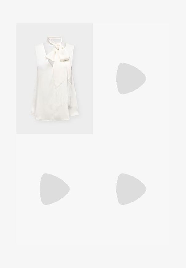 Blouse blanche en satin sans manches avec un profond décolleté en V et un grand nœud de cravate orné de longues franges sur un côté.; Pantalon droit bordeaux avec une texture lisse, présentant un devant plat et sans poches visibles. Coupe ajustée avec une coupe classique.; Escarpin en cuir verni noir à talon haut, avec un bout pointu, une bride réglable à la cheville et des côtés ouverts. Texture lisse.; Sac à main noir en forme de croissant avec une bandoulière unique, une fermeture éclair dorée et une languette décorative rectangulaire dorée à l'avant.