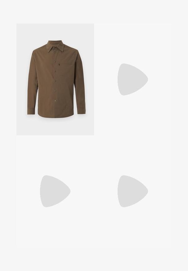 Chemise marron à manches longues avec un col classique, des boutons-pression sur le devant, et une poche poitrine zippée sur le côté gauche.; Pantalons larges beiges avec une taille plate, des plis et une fermeture à un bouton à la taille. Texture lisse et design longueur complète.; Des mocassins en cuir noir présentent un bout arrondi, des détails cousus et un petit accent doré à l'avant. La semelle est plate et discrète.; Pochette rectangulaire en daim gris avec poignée supérieure, bandoulière détachable et détail de ceinture à boucle argentée sur le rabat avant.