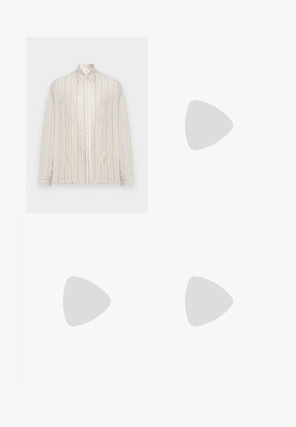 Chemise homme à manches longues avec boutons, rayures verticales beige, blanches et marron clair, et une unique poche poitrine.; Pantalon slim couleur crème avec passants de ceinture et devant plat, présenté sur un fond gris clair.; Mocassin en cuir noir avec un détail tissé à l'avant, bout arrondi et petit talon. Texture lisse et design minimaliste.; Ceinture en cuir marron avec une boucle rectangulaire en argent brillant, présentant une texture lisse et des coutures propres tout au long des bords.