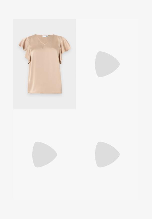 Blouse en satin beige avec manches courtes volantes et col en V, texture lisse et coupe ample.; Pantalon droit marron foncé avec passants pour ceinture, fermeture éclair à l'avant et poches latérales, présenté à plat sur un fond blanc.; Chaussure à talon haut en daim marron à bout pointu, avec une fine bride de cheville et une boucle argentée sur fond blanc.; Sac à main en cuir verni marron de forme rectangulaire, avec deux longues poignées et des accents courbés subtils à l'avant.