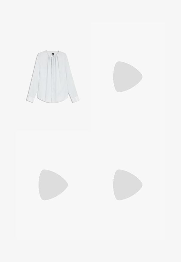 Blouse blanche à manches longues avec col plissé, boutons avant cachés et poignets, posée à plat sur un fond blanc.; Pantalon noir ajusté avec une coupe droite, présentant des plis avant, une texture lisse et des passants de ceinture. Pas de poches visibles.; Escarpin en daim noir à bout pointu avec un talon stiletto fin de hauteur moyenne et un design à coupe basse sur un fond uni.; Sac à bandoulière en cuir noir de forme rectangulaire incurvée, avec une chaîne dorée tissée dans la bandoulière noire tressée et une fermeture éclair sur le dessus.