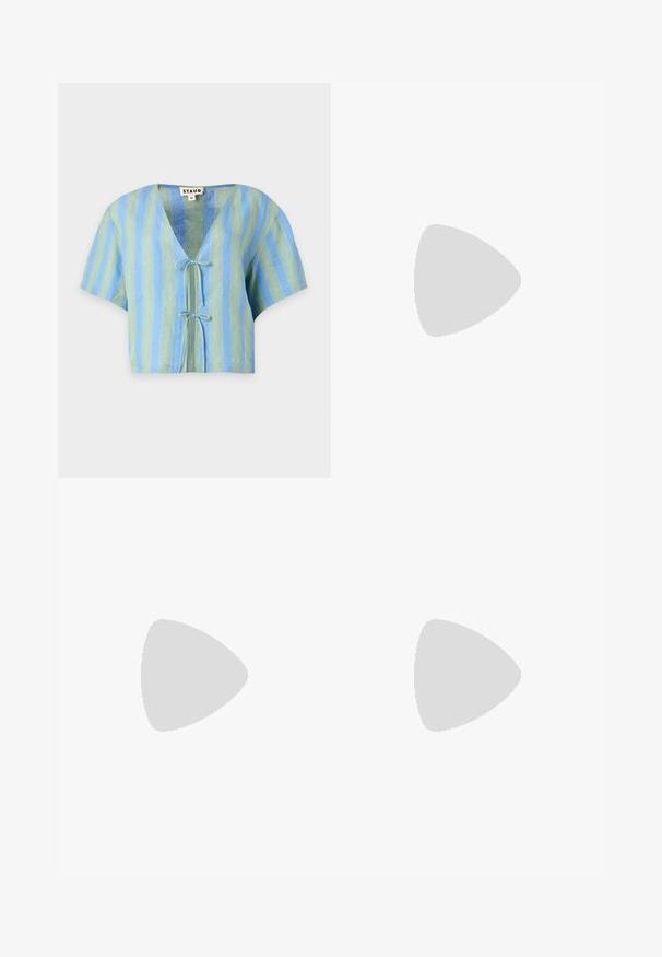 Blouse courte à manches courtes avec rayures verticales bleues et vertes et deux fermetures à nouer à l'avant, taille moyenne, marque Staud.; Pantalon blanc ample et léger avec fines rayures verticales et taille et poignets élastiqués.; Sandale en cuir marron avec des fines lanières, un accent circulaire doré et une semelle plate. Design minimaliste avec un détail de boucle réglable.; Sac à main en rotin tissé en forme de coquille Saint-Jacques de couleur brun clair naturel avec des bords arrondis et texturés.