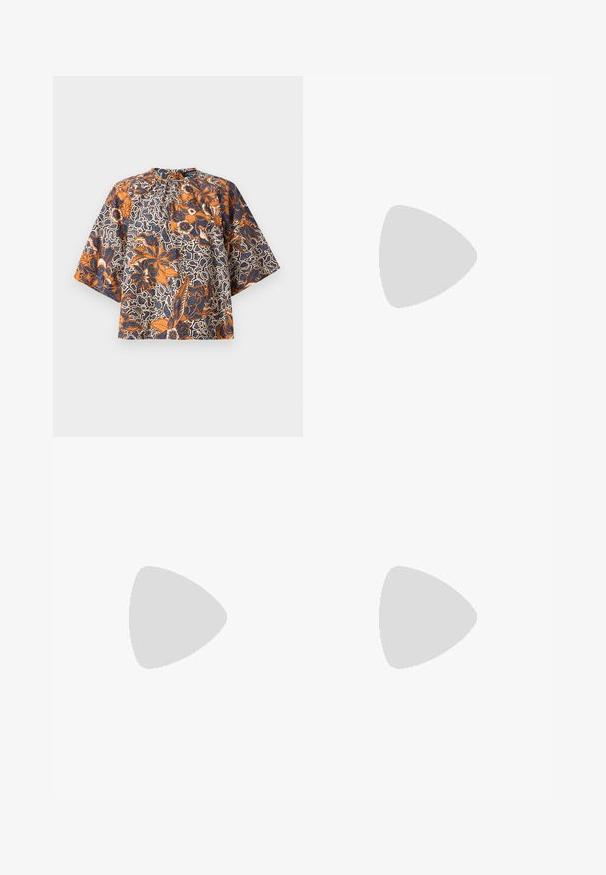 Blouse à manches courtes avec col montant, présentant un motif floral orange et bleu marine sur un fond abstrait blanc et noir.; Jupe crayon beige avec un overlay en dentelle florale bleu pâle et un ourlet festonné, longueur au genou, silhouette ajustée.; Chaussure plate slingback en beige clair avec une tige en maille, un bout pointu et un petit talon. Dotée d'une sangle ajustable pour un bon maintien.; Sac à épaule en cuir beige avec bords tressés, bandoulière chaîne dorée et pendentif circulaire doré aux initiales MK.