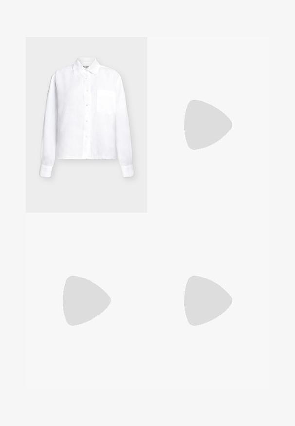 Chemise blanche à manches longues avec boutons, col et poche poitrine, design uni sur fond clair.; TOM TAILOR DENIM TTMIJA CULOTTE FIT - Jean flare - used mid stone blue denim; Chaussures Mary Jane en cuir bordeaux avec un contrefort en verni noir et une fine sangle à la cheville ; portées avec des chaussettes côtelées gris foncé. Talon carré bas.; Sac à main en daim marron foncé avec deux anses, ferrures dorées, fermeture éclair et une bandoulière amovible sur un fond uni.