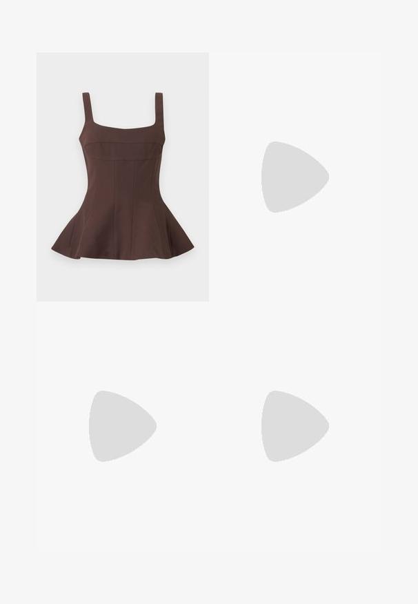 Haut péplum marron sans manches avec encolure carrée et corsage ajusté, présentant des détails de coutures verticales et un ourlet évasé.; Pantalon marron taille haute à jambes larges, devant plissé et ceinture assortie avec boucle rectangulaire en écaille.; Chaussure slingback en cuir verni noir à bout pointu avec bride en T et petit talon bloc incliné sur fond blanc.; Sac à main en cuir marron foncé avec plis froncés, ferrures dorées et une seule bandoulière, sur un fond clair uni.