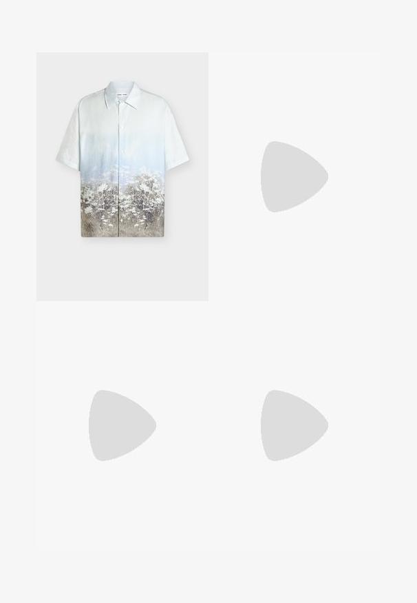 Chemise à manches courtes boutonnée avec un dégradé bleu ciel vers un motif floral et de champ d’herbes en bas.; Jean en denim gris délavé à jambes larges, taille haute, fermeture à boutons devant, poches et détails légèrement usés.; Chaussure de ville en cuir noir avec un bout arrondi, surface lisse, détails en dentelle et une semelle en caoutchouc texturée basse. Lignes épurées et design minimal.; Sac fourre-tout en denim bleu clair avec deux poignées et un contour rouge représentant un dessin animé d'animal courant sur le devant.