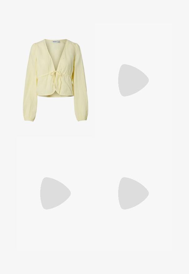 Blouse jaune clair à manches longues, col en V, fermeture avec nœud devant, et tissu texturé. L’ourlet est légèrement court. Aucune personne visible.; Pantalon droit vert olive avec taille mi-haute et passants pour ceinture, fabriqué en tissu texturé, présenté sur un fond blanc.; Jambes portant des leggings côtelés foncés associés à des ballerines noires avec de petits détails en nœud sur fond blanc.; Petit sac à main en cuir beige avec une seule bandoulière et des clous argentés le long des bords et de la bandoulière, posé sur un fond uni.