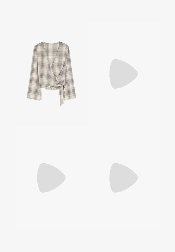 Beige en lichtblauw geruit wikkelblouse met lange mouwen en zijstriksluiting, gemaakt van lichtgewicht stof.; Witte, wijde broek met hoge taille, voorplooien, tailleband met riemlussen en een zwarte knoopsluiting.; Bruine en witte ballerinaschoenen met drie witte strepen en een strik om de enkel op een effen lichte achtergrond.; Bruin getinte rechthoekige brillen met een glanzende afwerking, met slanke pootjes en doorzichtige glazen. Logo zichtbaar op de linkertempel.