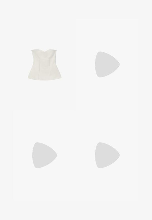 Corset blanc sans bretelles avec décolleté en cœur et silhouette ajustée évasée.; Pantalons évasés en simili cuir noir avec une finition brillante, dotés d'une taille haute, de poches avant et de détails en métal argenté.; Bottine métallique argentée avec un bout pointu et un talon fin. Présente un ajustement snug et une texture lisse et brillante. Accent de couture en haut.; Sac à main en cuir verni noir avec une bandoulière en chaîne dorée, de forme rectangulaire, doté d'une fermeture à rabat à l'avant et d'un accent de logo métallique.