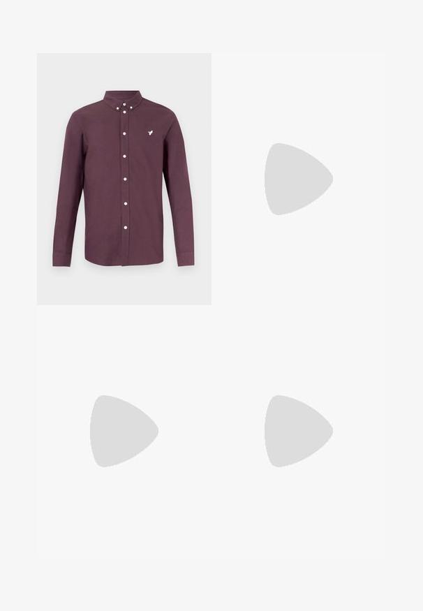 Chemise à manches longues, boutonnée, en tissu bordeaux profond, ornée d'un logo brodé blanc et d'un col boutonné. Texture lisse.; Pantalon beige coupe slim avec passants de ceinture, bouton à l'avant et poches latérales, présenté sur un fond uni.; Mocassin homme en cuir noir avec détail pompon, bout arrondi, talon bas et finition polie lisse, montré de profil sur fond blanc.; Gants en polyester noirs avec une texture lisse, des doigts ajustés et un poignet replié pour un maintien sûr. Bout de doigt compatible avec les écrans tactiles.